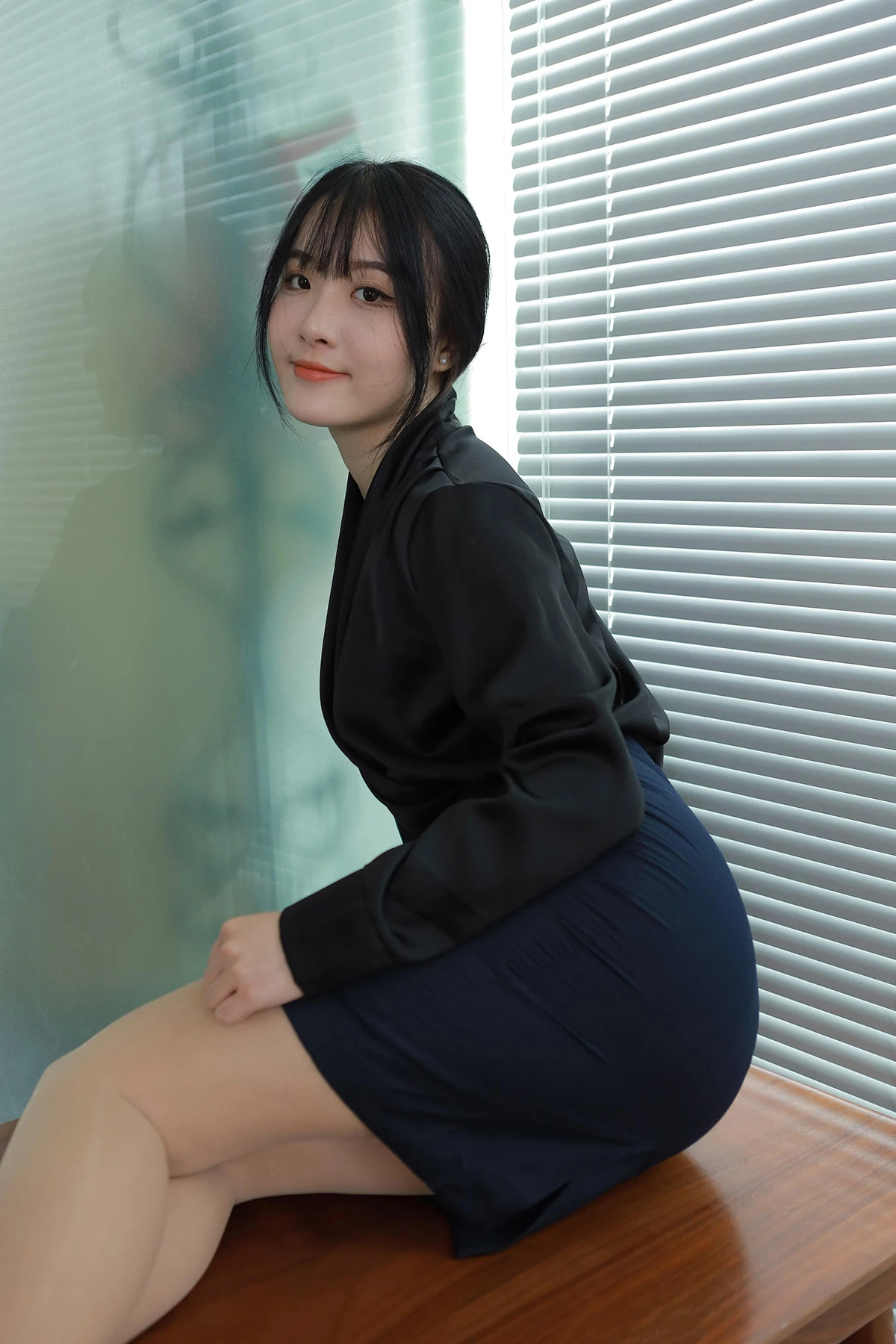 [iess异思趣向] 模特：婉萍《黑色衬衣》