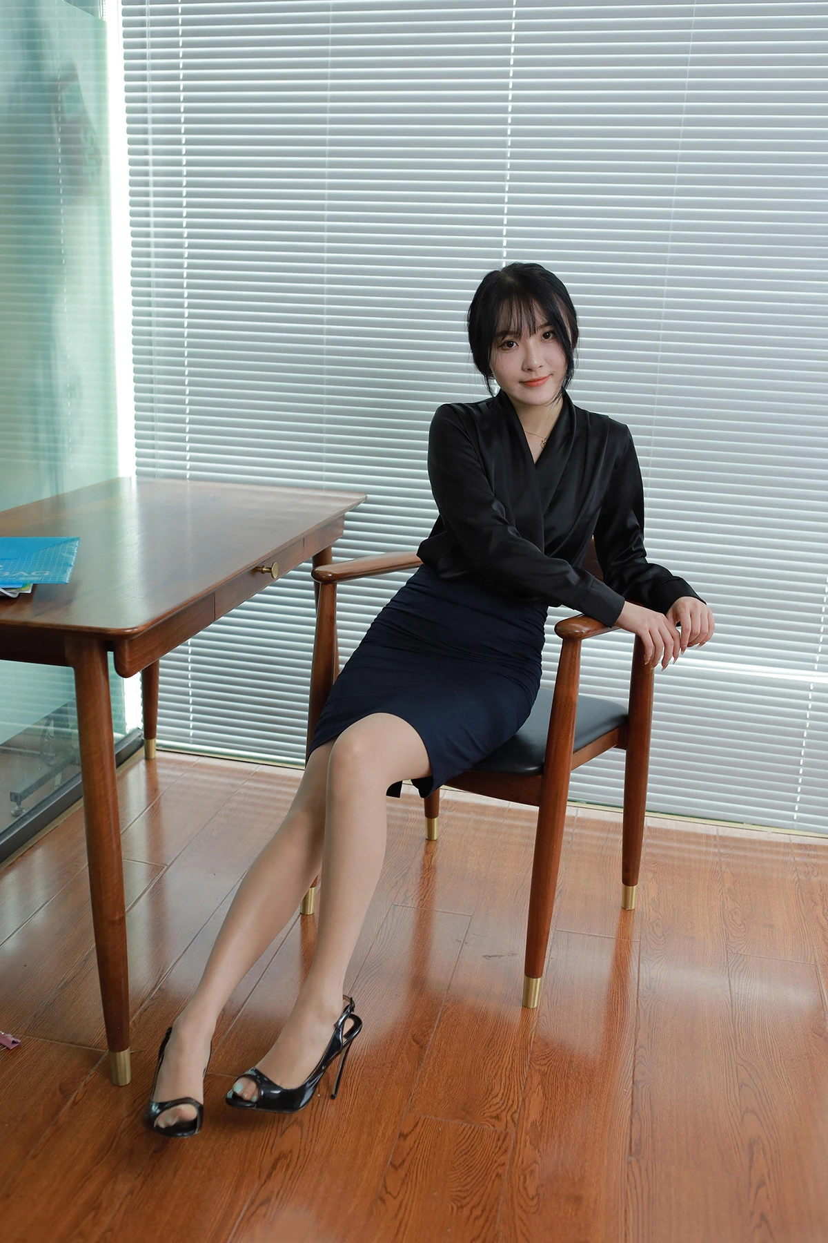 [iess异思趣向] 模特：婉萍《黑色衬衣》