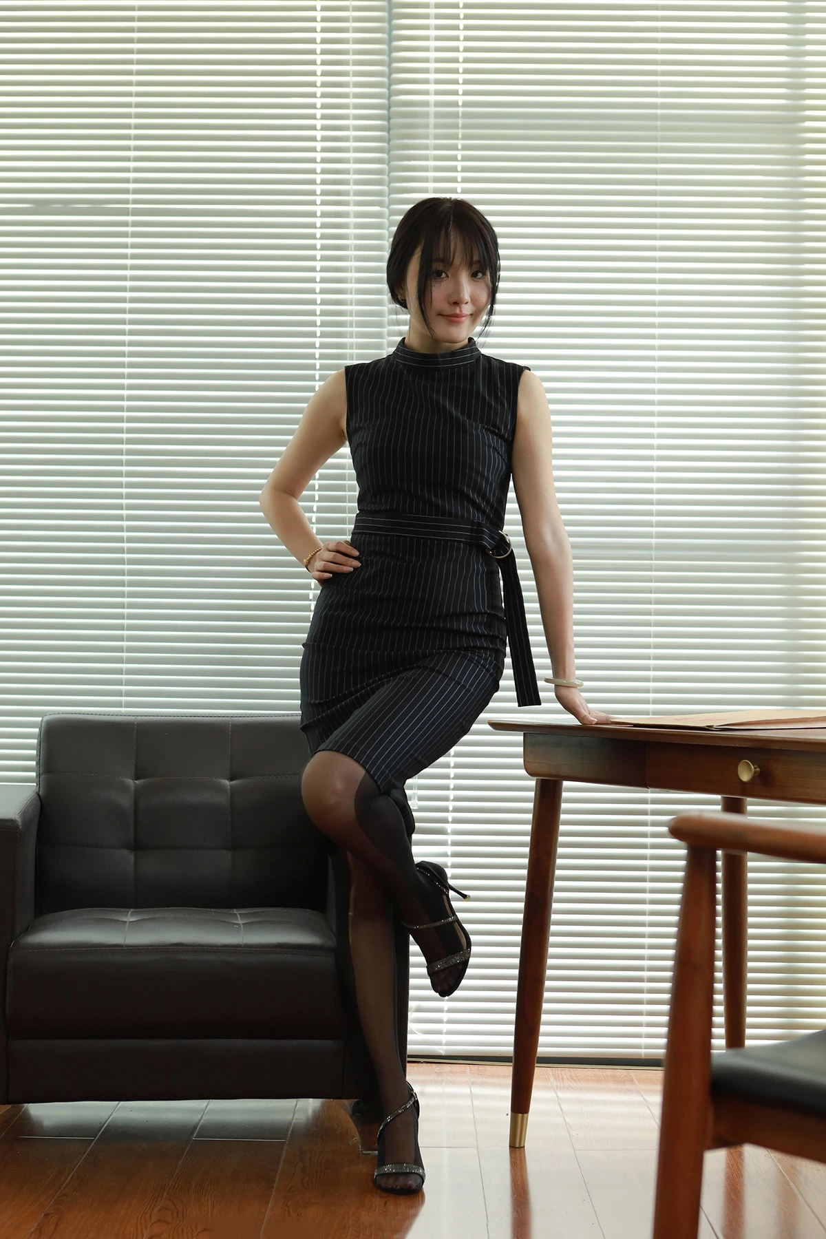 [iess异思趣向] 模特：婉萍《条纹包臀裙》