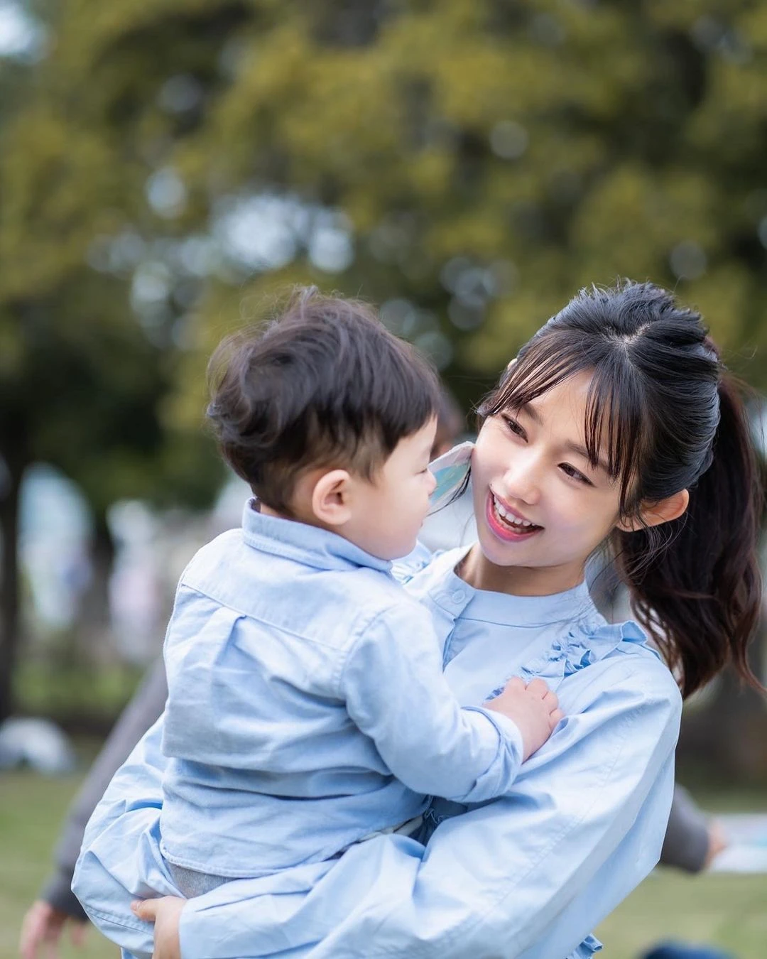 人美心善但不好惹！美女老师《堀江圣夏》大秀「徒手破砖」超强空手道黑带实力！