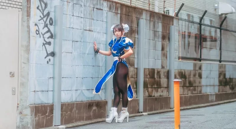 日本Coser高度还原《快打旋风 春丽》真心想看这一双紧实大腿施展「回旋鹤脚蹴」