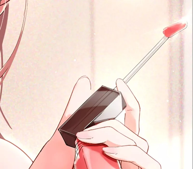 《学园偶像大师插画争议》她拿脣彩刷的姿势很奇怪?挨批不懂女生也不懂化妆了