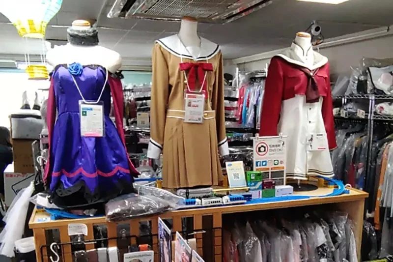 《COSPLAY专卖店卖防狼警报器》明明是听从顾客建议进的货 为什么最后都没有人买？