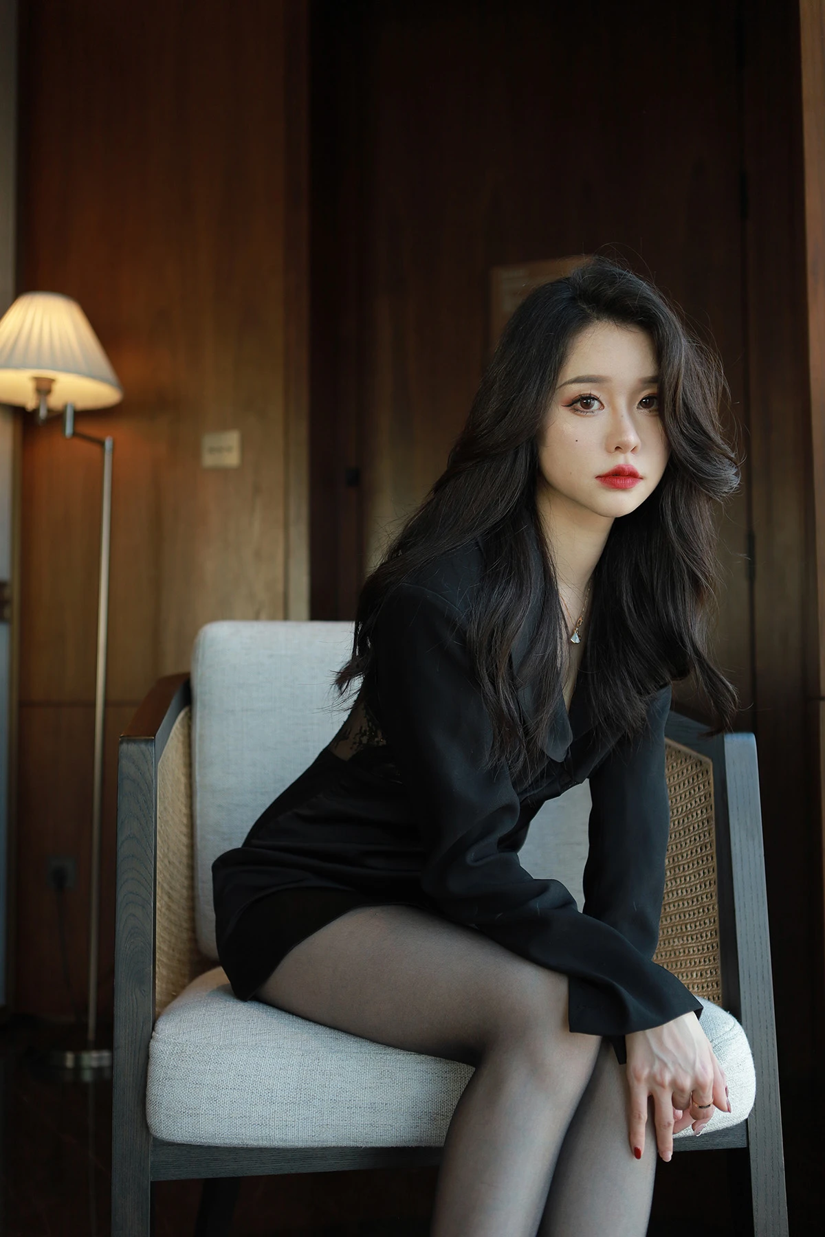 [Sia不吃鱼] 性感包臀裙黑丝玉足