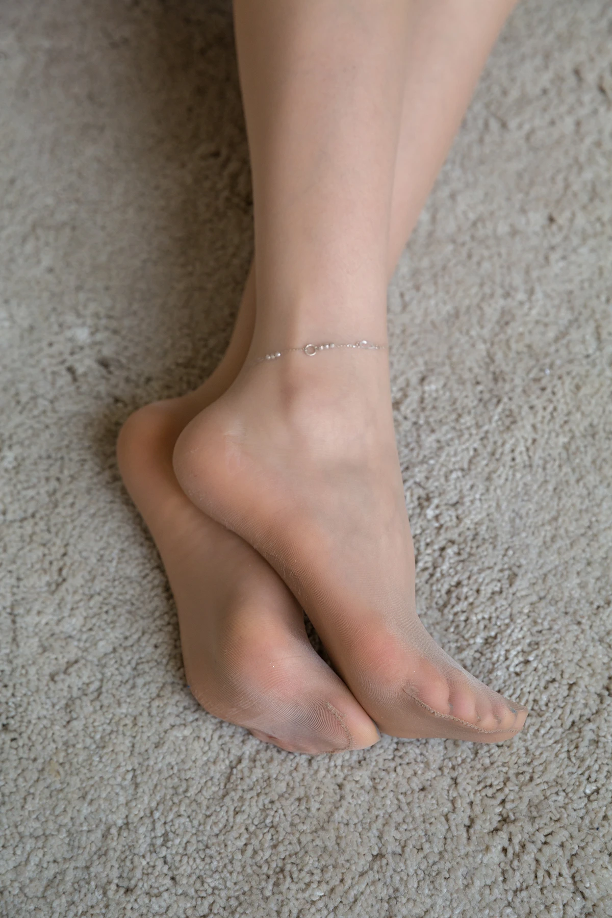 Sia不吃鱼_性感无比的丝足玉腿__0073_12_20_2024