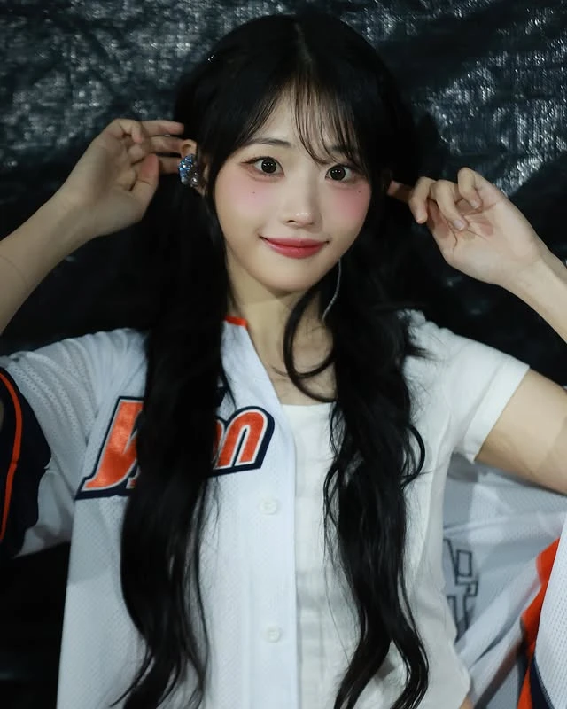 QWER女团成员《Hina ひな》可爱外表暗藏性感!女子宝藏乐团一员!