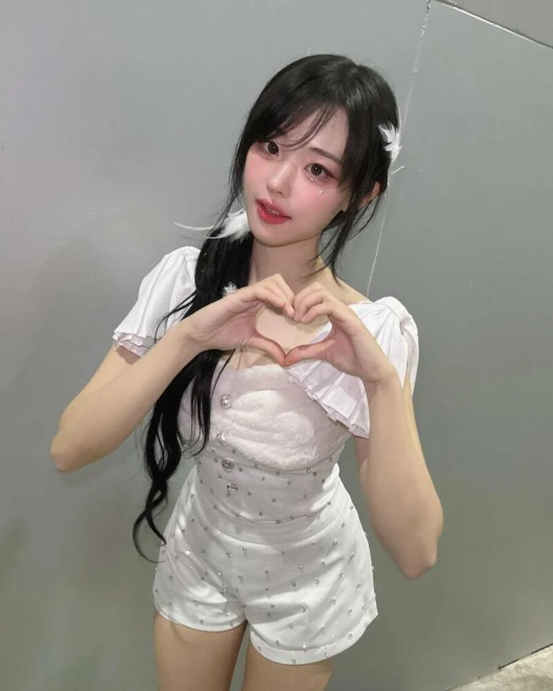 QWER女团成员《Hina ひな》可爱外表暗藏性感！女子宝藏乐团一员！