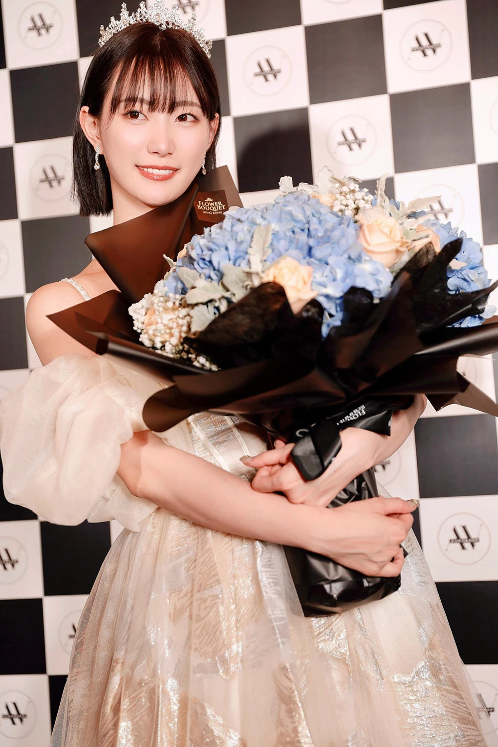 八年旅程画下完美句点。人气要角「美谷朱音」隆重举行引退活动,正式卸下 “演员身份”