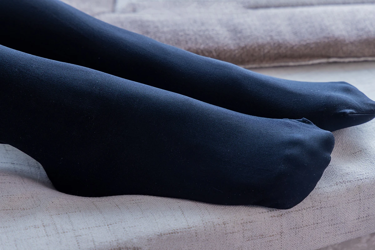 [BoBoSocks袜啵啵] No.390 甜甜圈-板鞋、厚黑丝大腿袜、厚白丝大腿袜