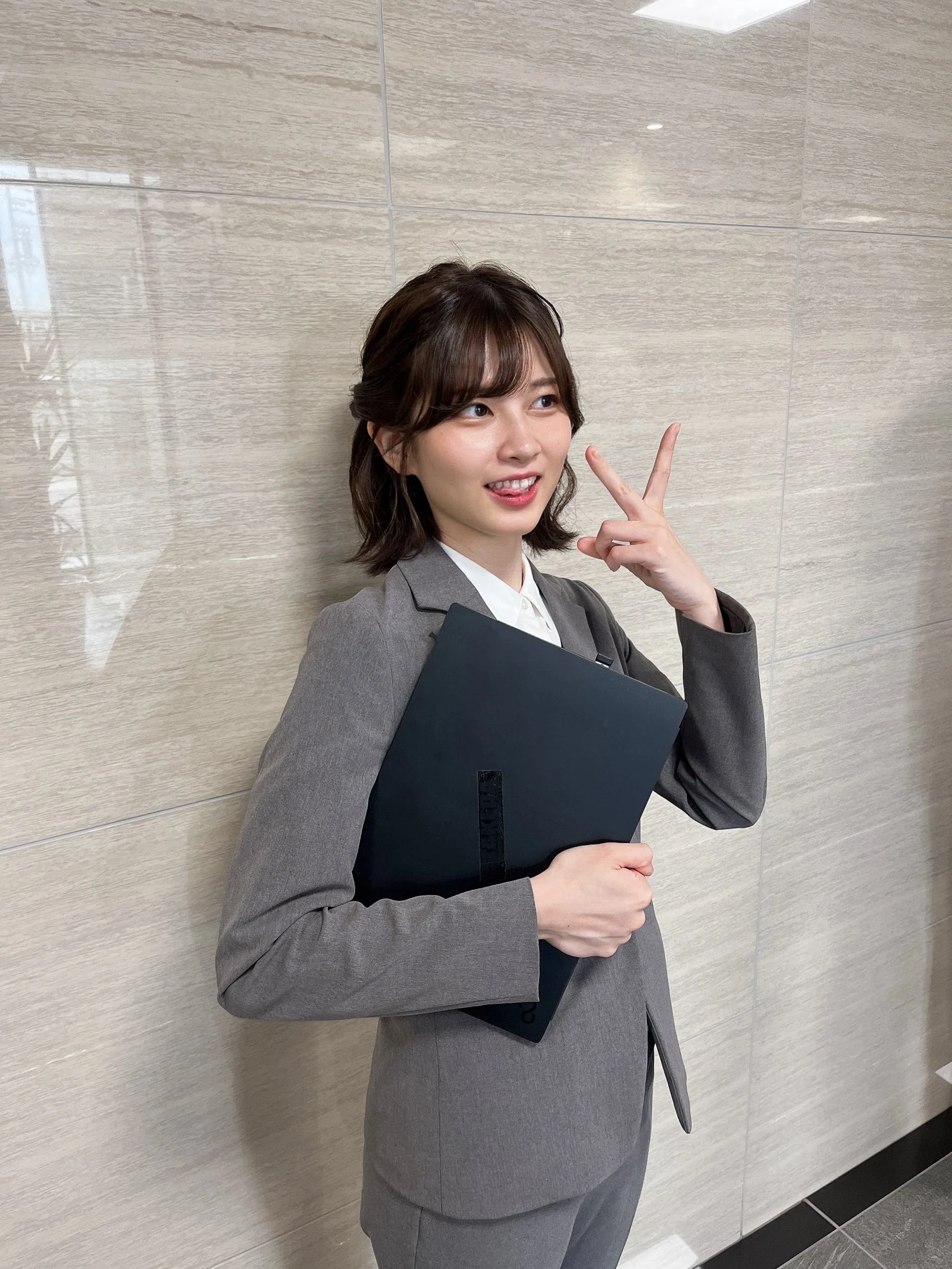 职场美女《佐保里SAO》可爱外貌爆红！就连马斯克都转贴她！