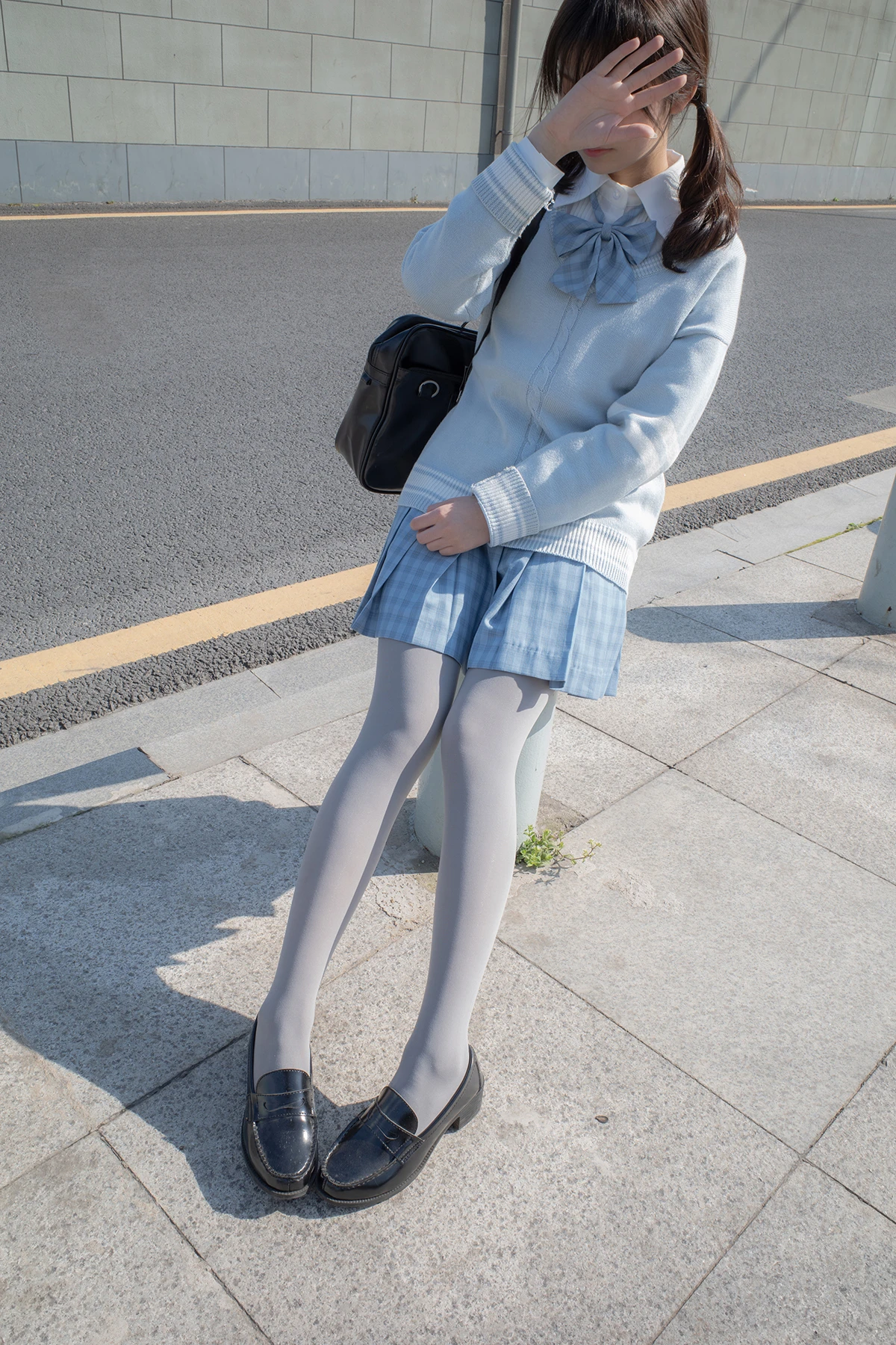 [森萝财团] 有料030 小香 户外公园里的JK制服灰丝美腿