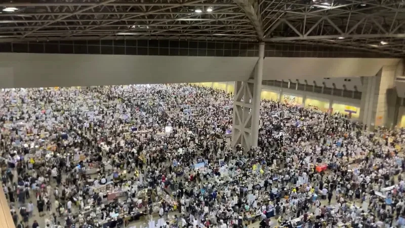 《Comic Market》去年引发话题的除臭防卫队又来了 正妹Coser出动消灭臭气熏天的宅宅