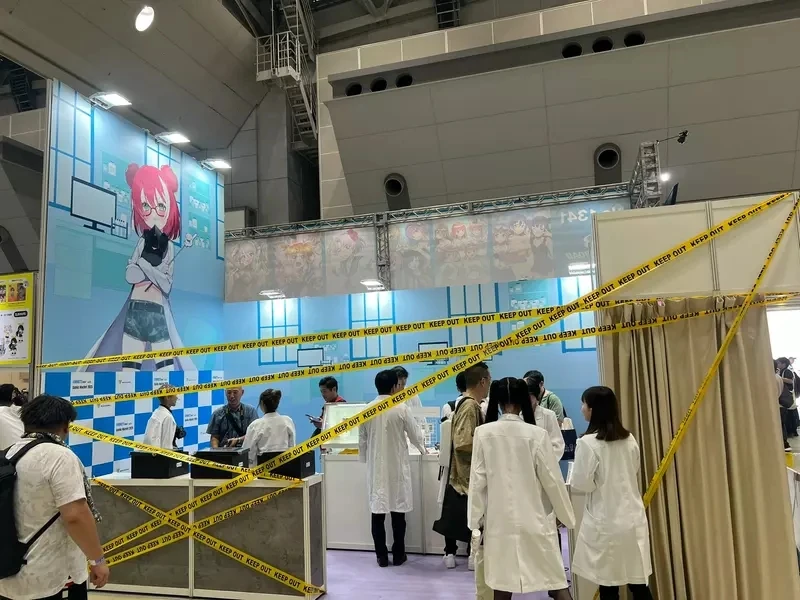 《Comic Market》去年引发话题的除臭防卫队又来了 正妹Coser出动消灭臭气熏天的宅宅