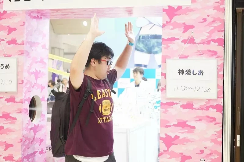 《Comic Market》去年引发话题的除臭防卫队又来了 正妹Coser出动消灭臭气熏天的宅宅