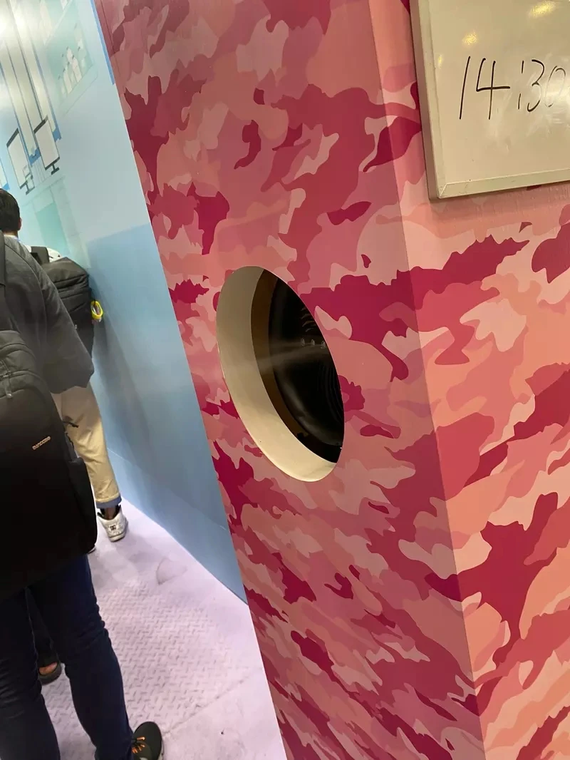 《Comic Market》去年引发话题的除臭防卫队又来了 正妹Coser出动消灭臭气熏天的宅宅