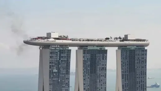 青山刚昌预知?柯南假戏成真《新加坡酒店屋顶失火》场景神似剧场版《绀青之拳》!