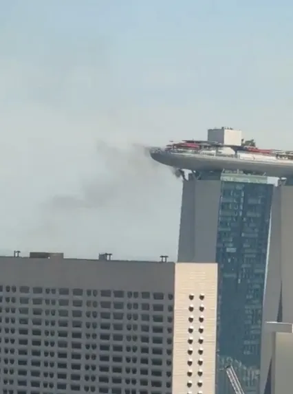 青山刚昌预知？柯南假戏成真《新加坡酒店屋顶失火》场景神似剧场版《绀青之拳》！