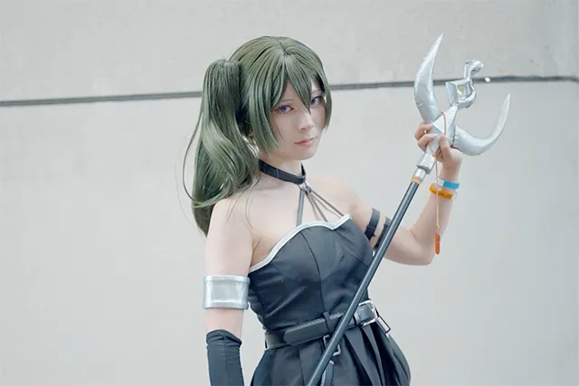 Coser中野べこ扮《葬送的芙莉莲》尤蓓尔 自信神情搭配自制武器展现特有魅力