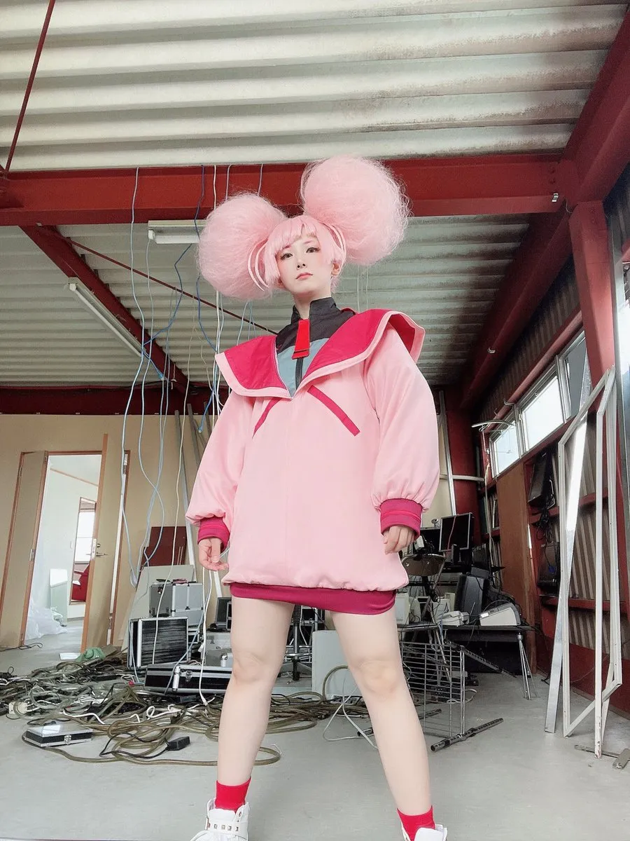 Coser中野べこ扮《葬送的芙莉莲》尤蓓尔 自信神情搭配自制武器展现特有魅力