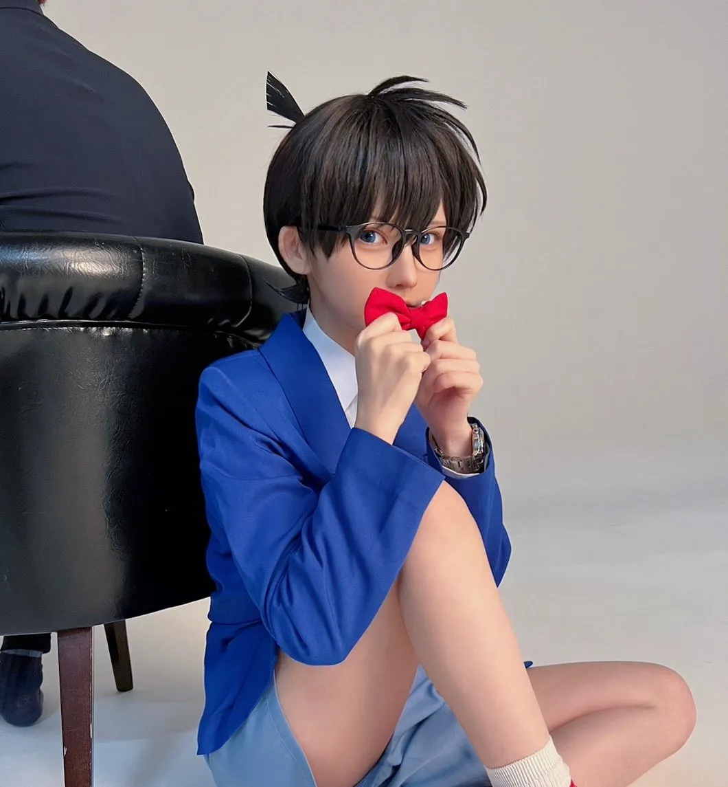 不愧是专业的…！？Coser“えなこ”打扮成“江户川柯南”还原度极高让网友震惊“怎么变小了？”
