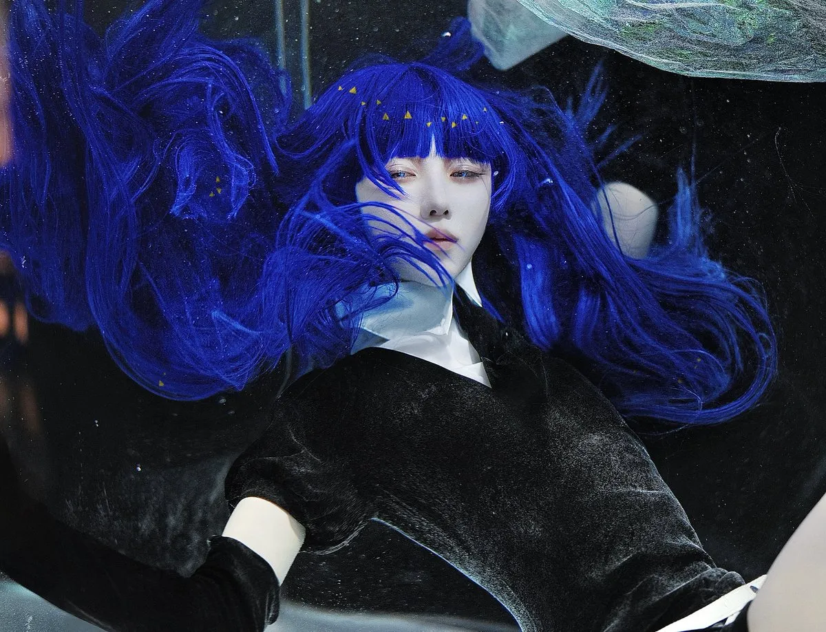 水中超梦幻的《宝石之国》青金石Cosplay美照 Coser自曝:想拍出这效果连哑铃都用上…