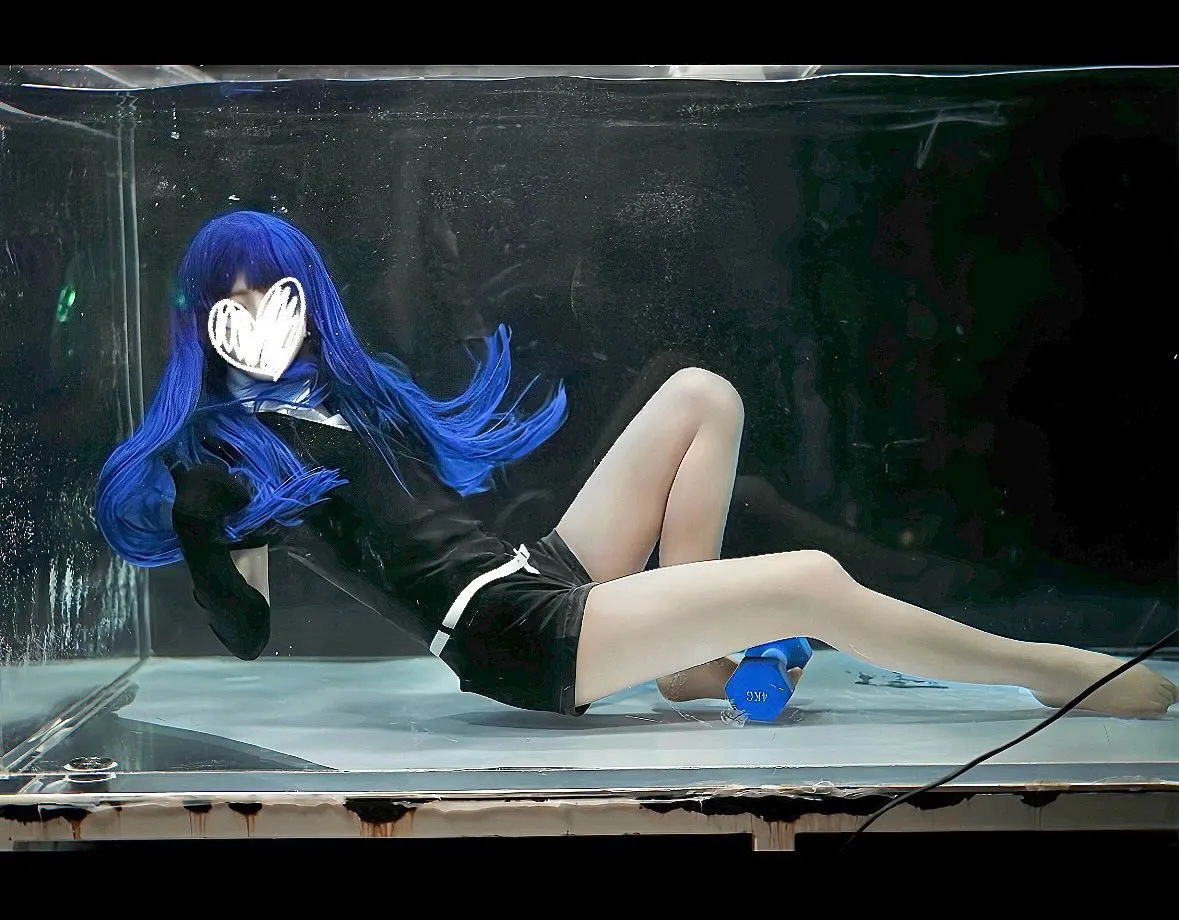 水中超梦幻的《宝石之国》青金石Cosplay美照 Coser自曝:想拍出这效果连哑铃都用上…