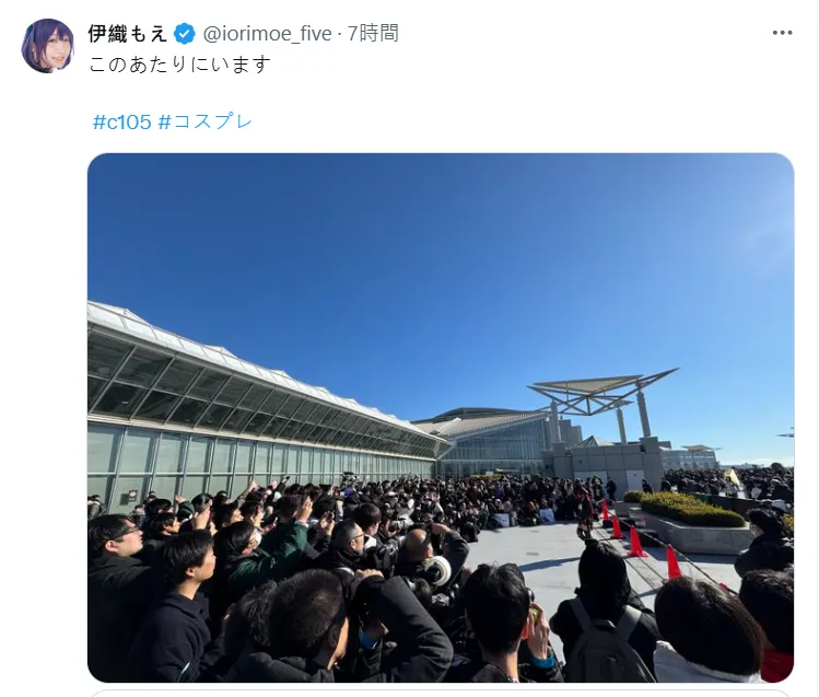 C105限定的SSR角色!伊织萌cos《胜利女神:妮姬》拉毗:小红帽吸引疯狂人潮聚集