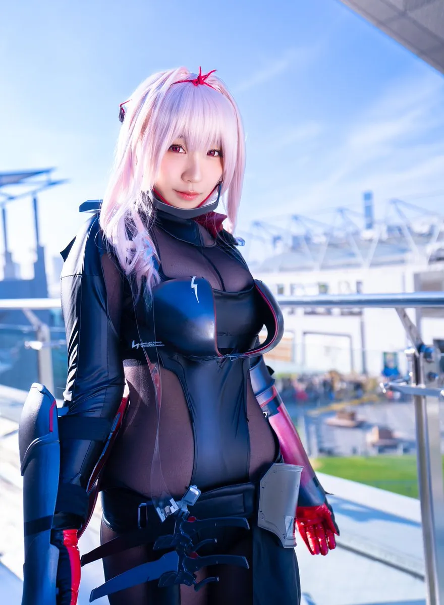 还没开抽就现身C103！伊织萌cos《胜利女神：妮姬》新角“红莲：暗影”展现无比魅力