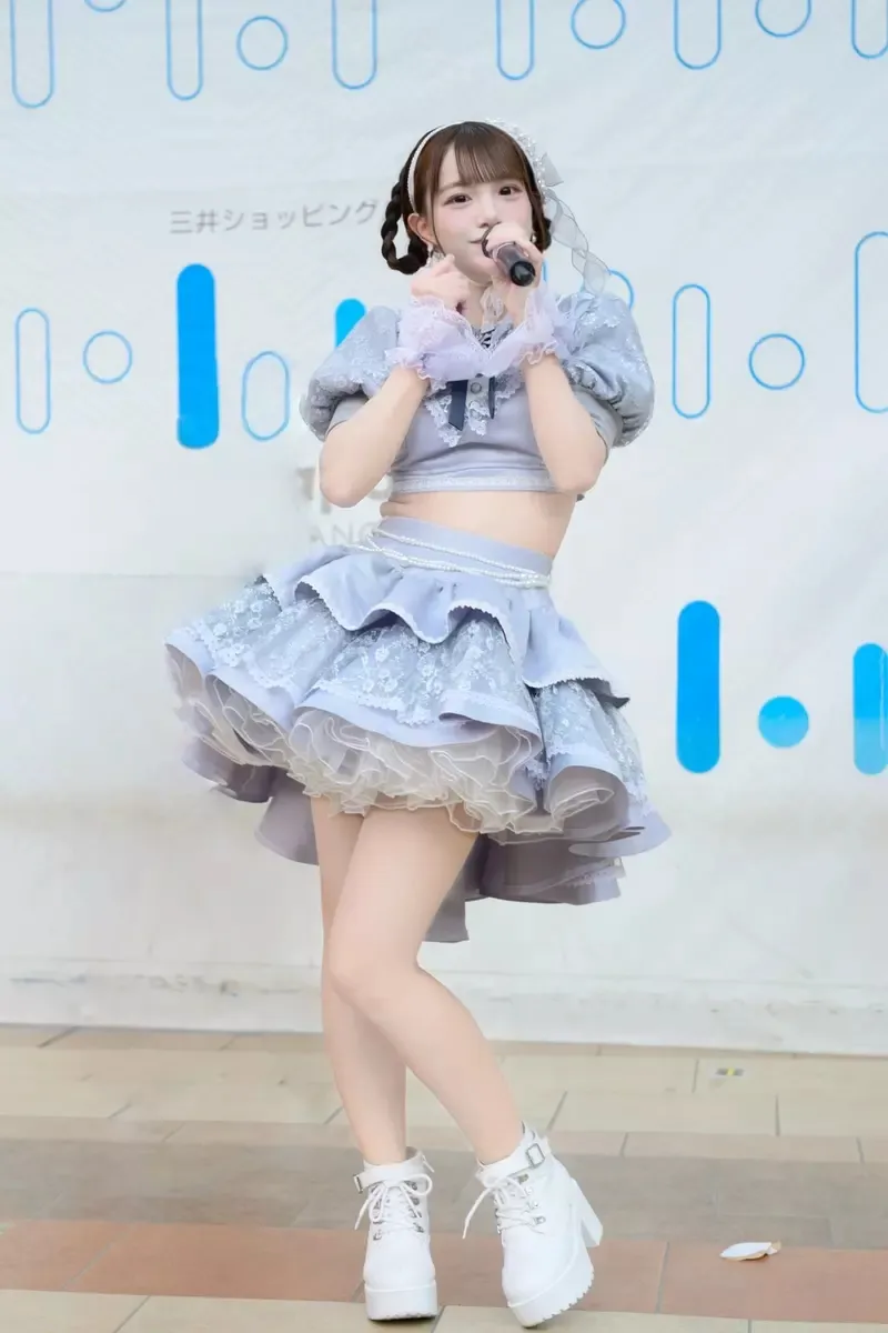 《在意腰间肉的偶像》侧腹出现皱褶让她傻眼了 求网友帮修图引爆恶搞热潮