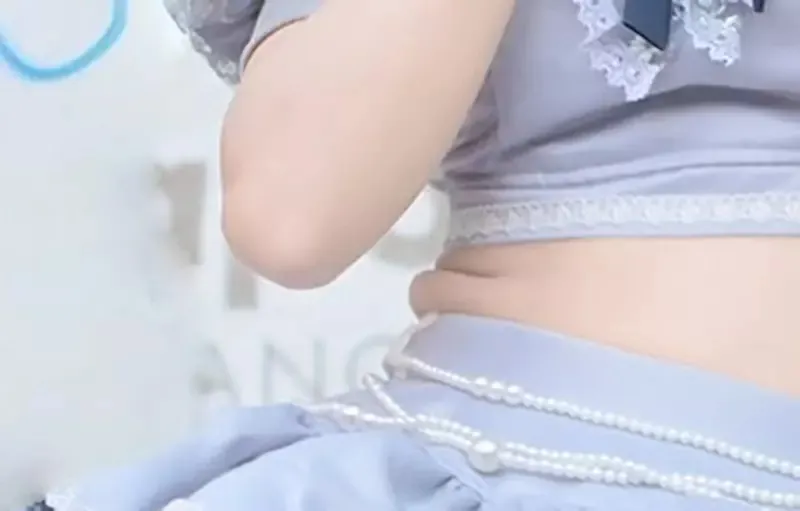 《在意腰间肉的偶像》侧腹出现皱褶让她傻眼了 求网友帮修图引爆恶搞热潮