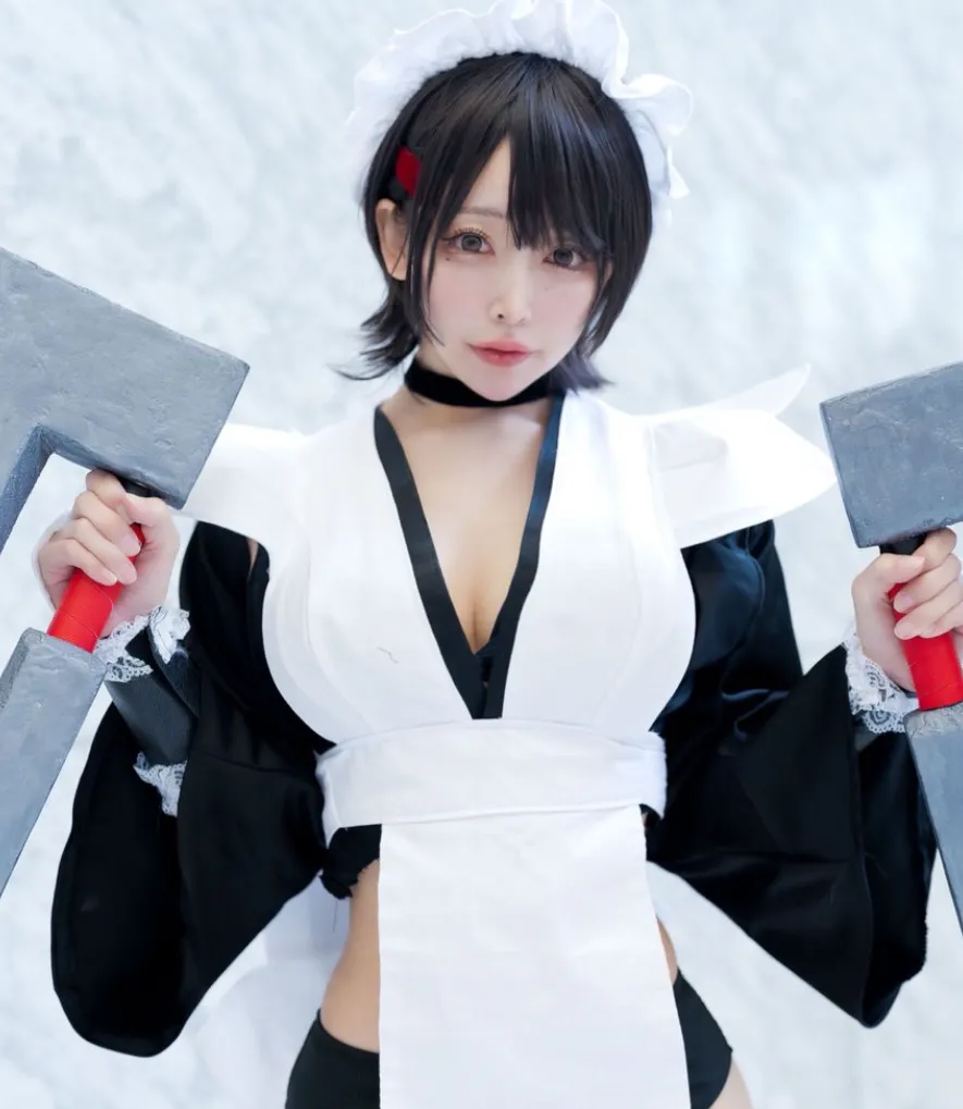 Coserかがみ。もち扮《侍魂》仙鹤女仆伊吕波 傲人身材搭配无辜眼神超吸睛