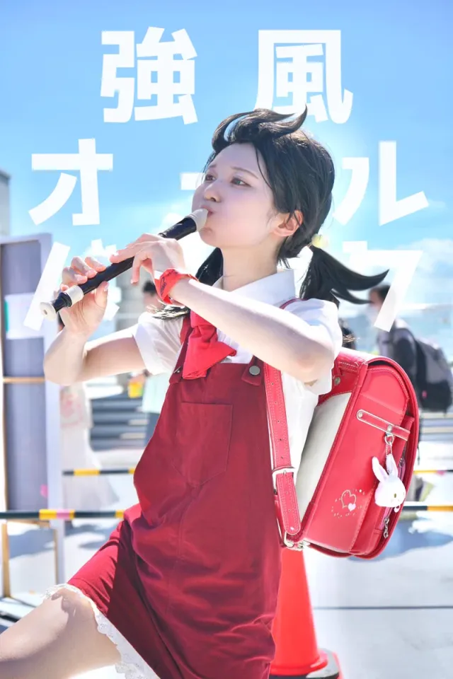 Coser桃田とろ扮演神曲“强风大背头”歌爱雪 超可爱还原度让comiket会场大惊喜