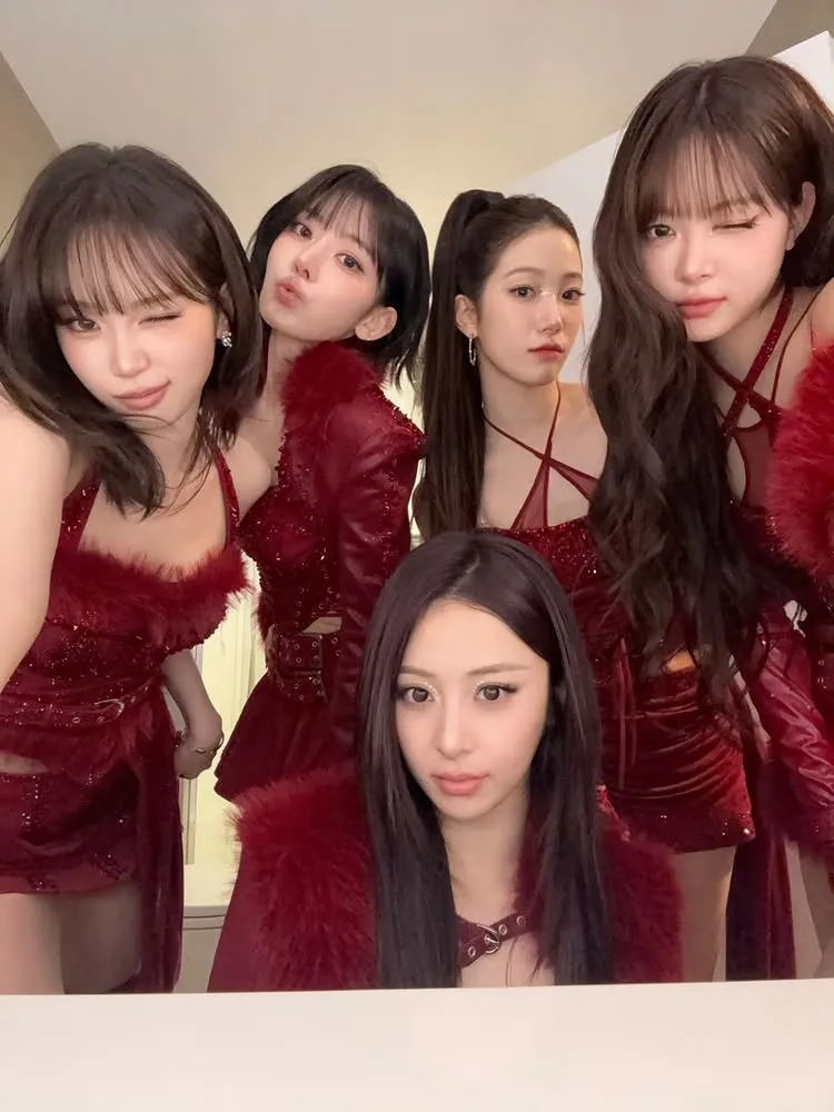 《LE SSERAFIM》女团成员金采源签售不小心走光!超贴身短裙引发网友关注!