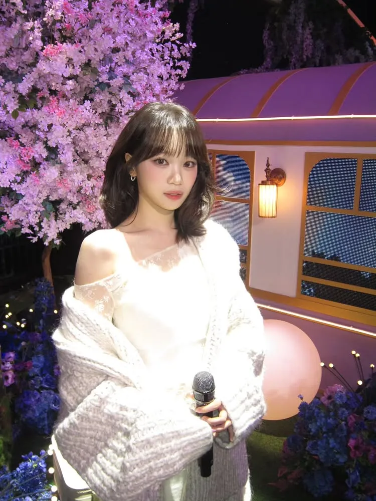 《LE SSERAFIM》女团成员金采源签售不小心走光！超贴身短裙引发网友关注！