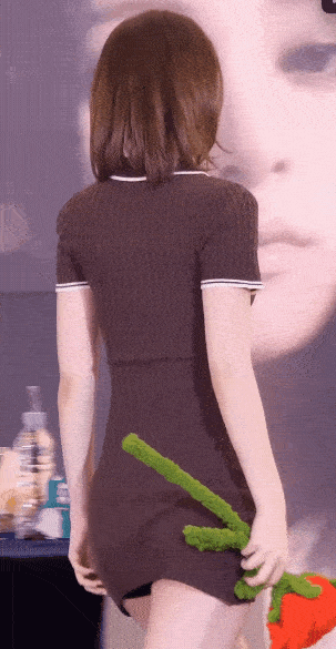 《LE SSERAFIM》女团成员金采源签售不小心走光！超贴身短裙引发网友关注！