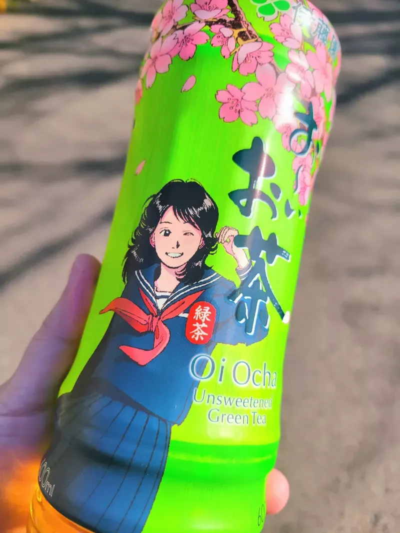 日本茶饮包装赫然出现《拿日本刀的女高中生》原来是大家全都看错了