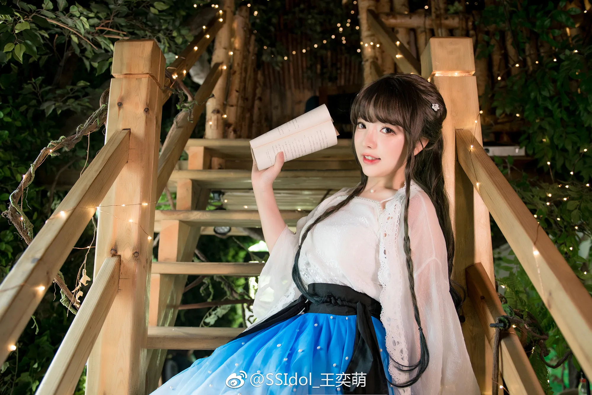 佳人留佳意，只盼与君期