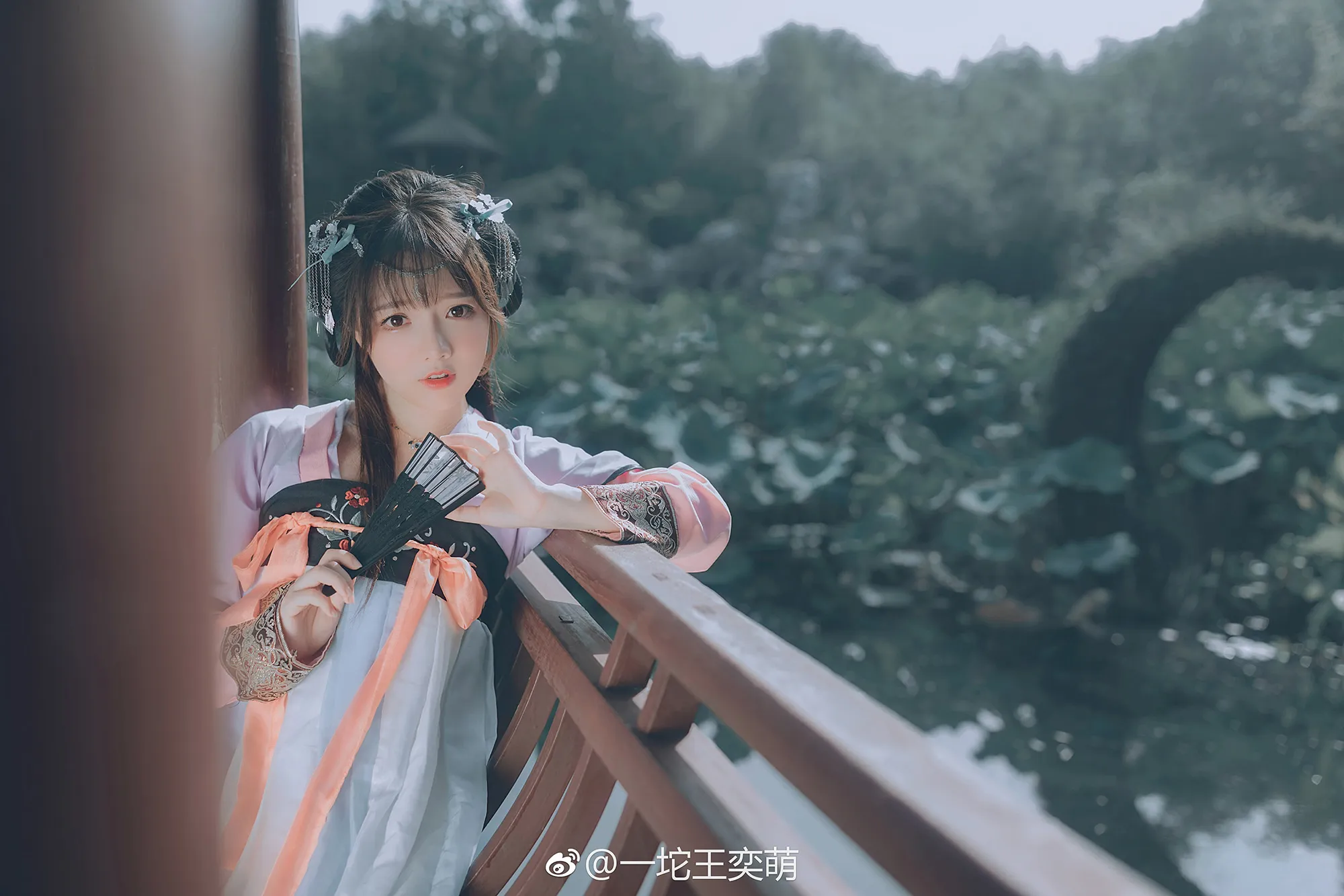 谁于水面张青盖，罩却红妆唱采莲。