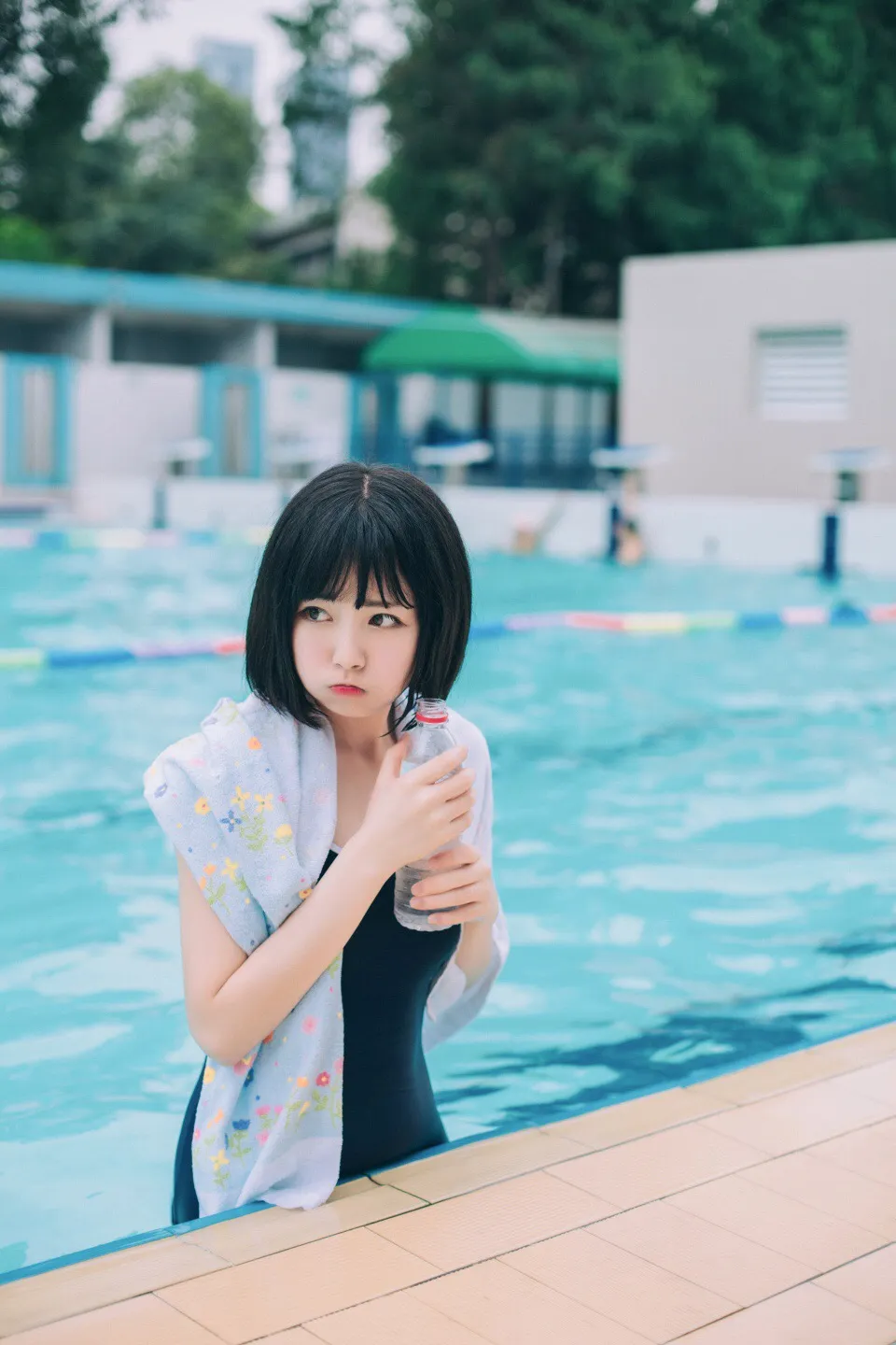 夏天就该泡游泳池