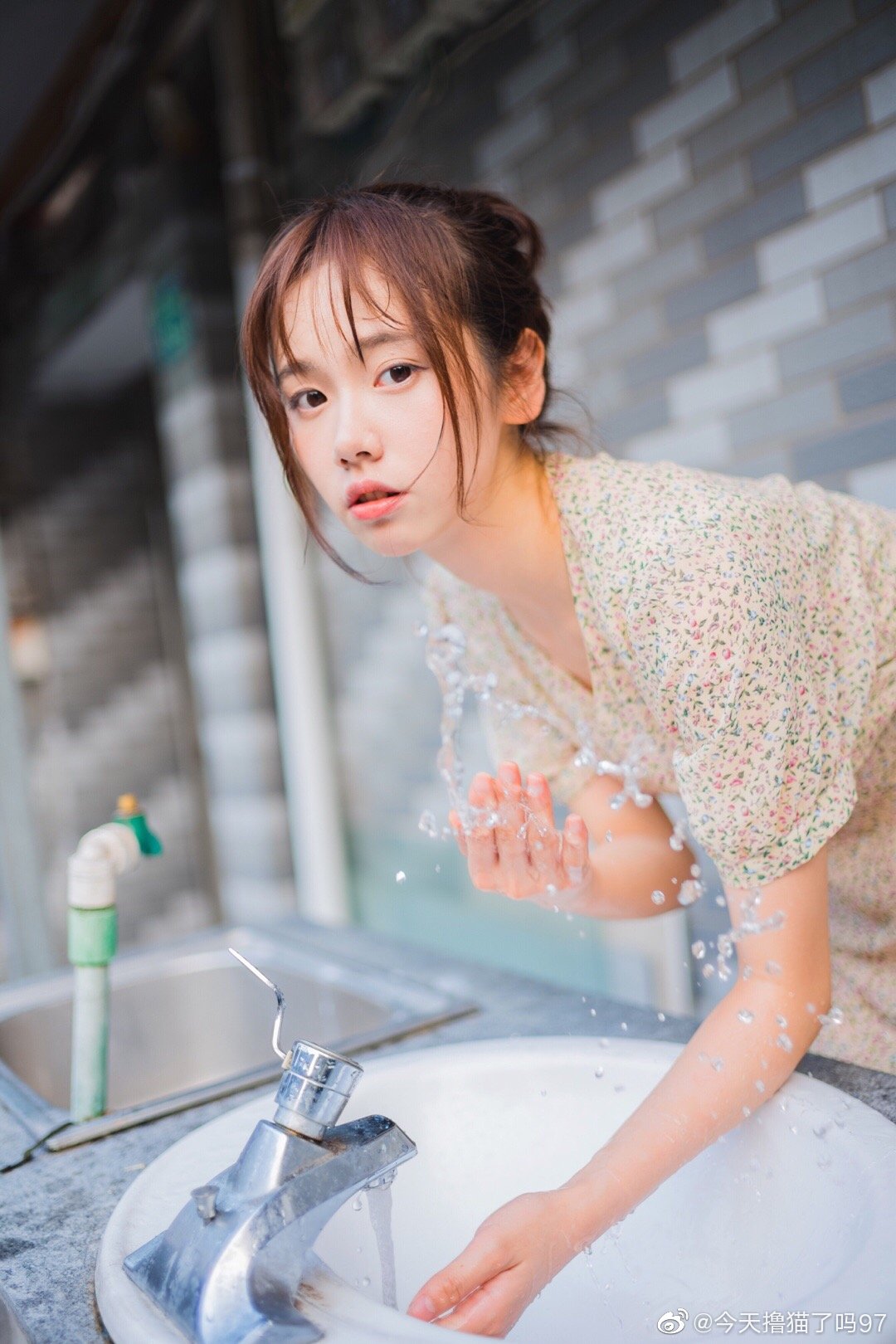 对宇宙来说你渺小如微尘,但于我你就是宇宙本身