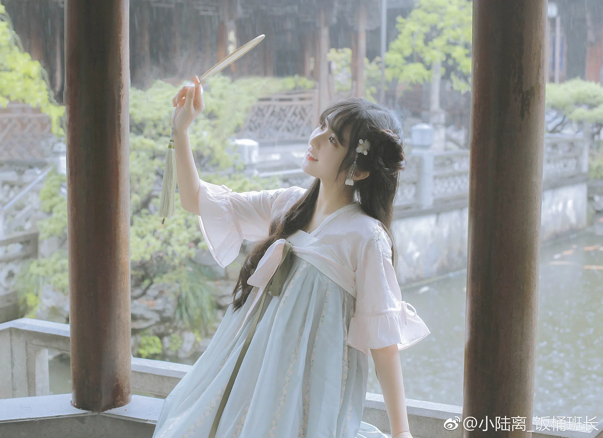 春路雨添花,花动一山春色。