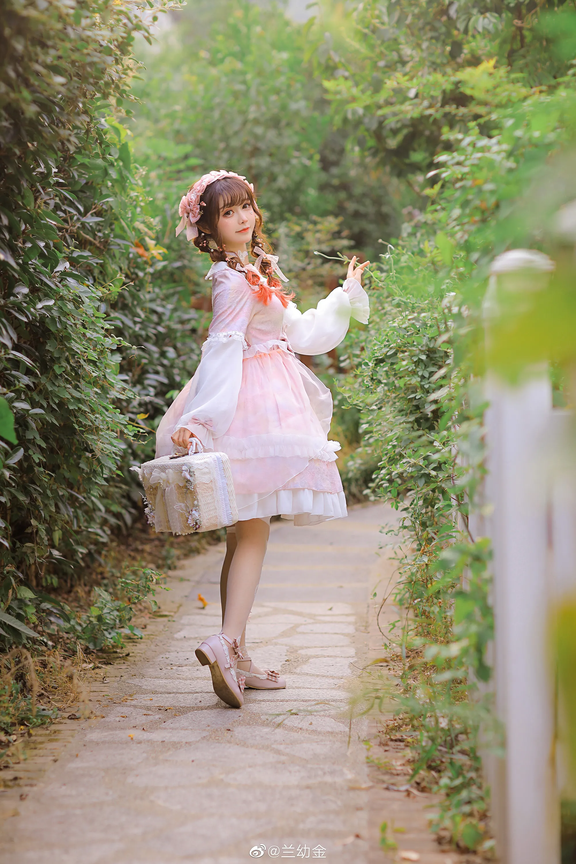 那个在夕阳下撑着小阳伞的少女