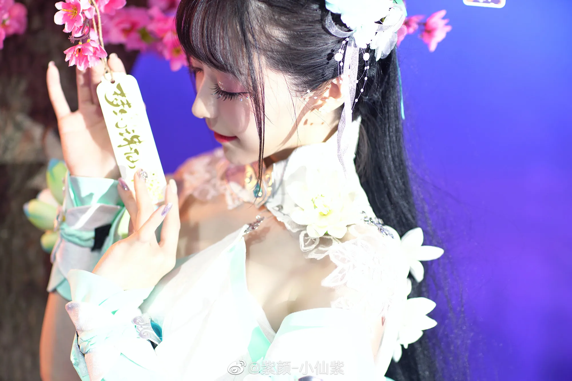 翩翩蝴蝶梦中飞，竹林轻拥飘花随