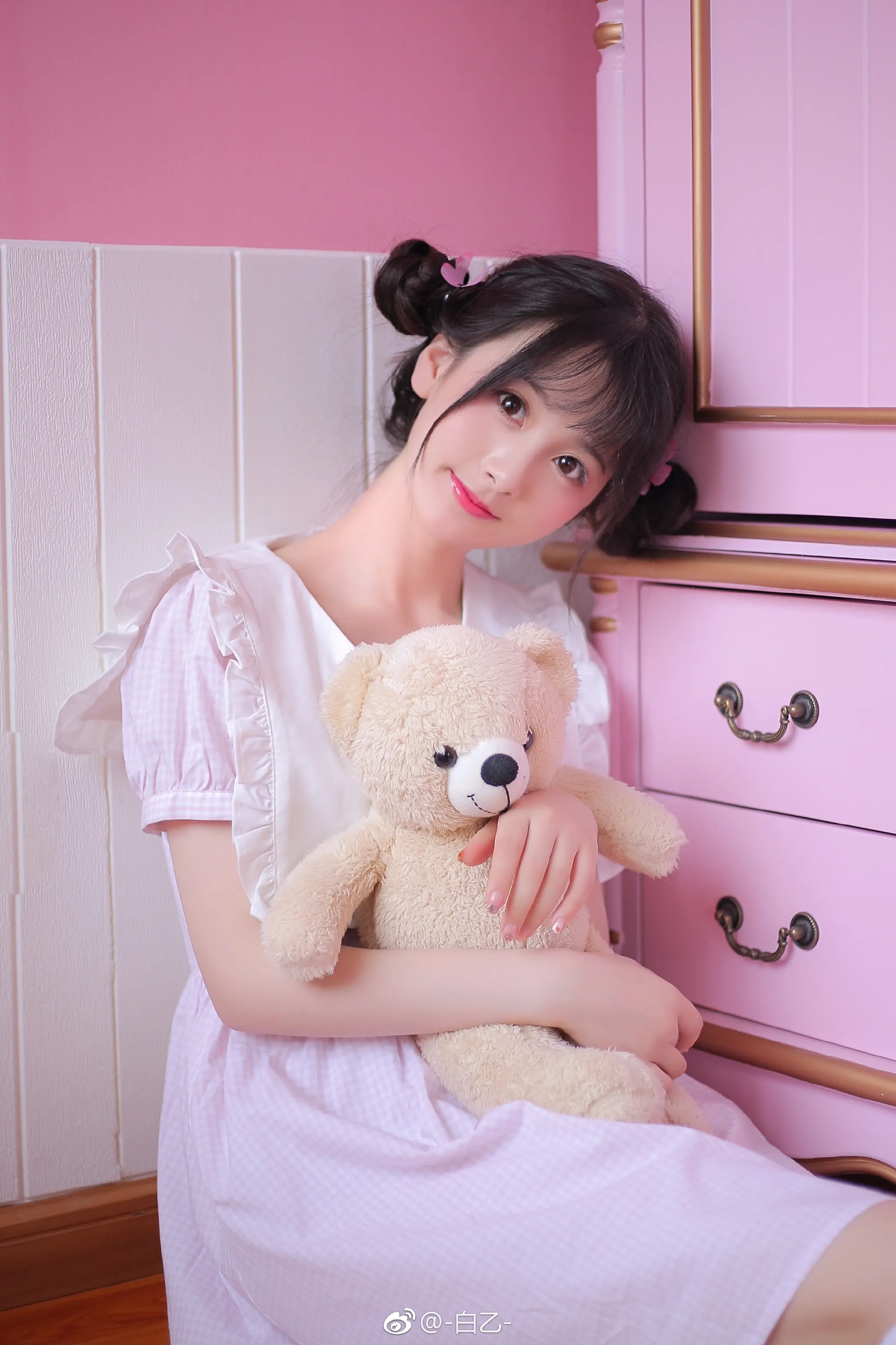 小时候的愿望就是 住在衣柜里