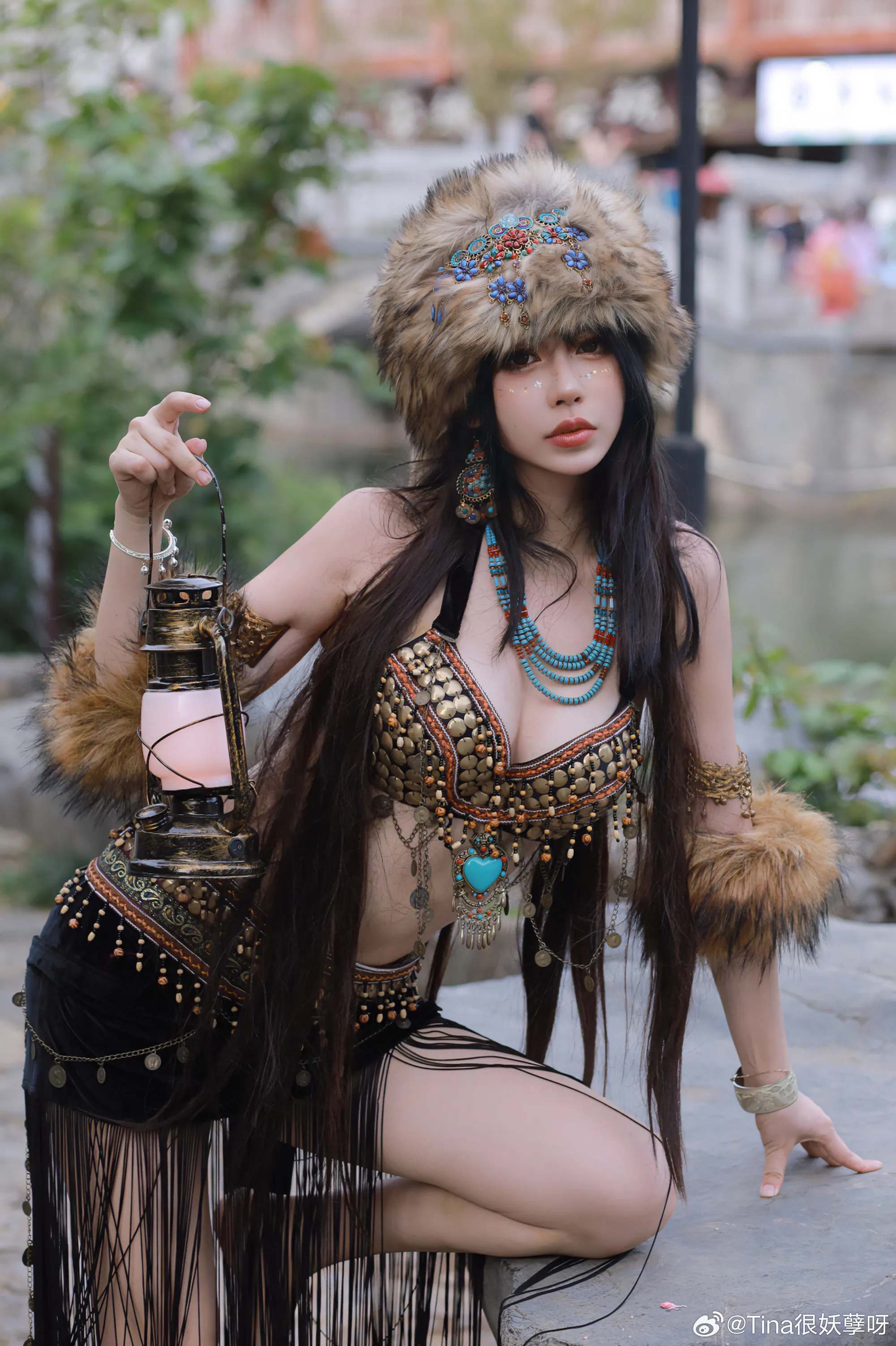 娥儿雪柳黄金缕，笑语盈盈暗香去
