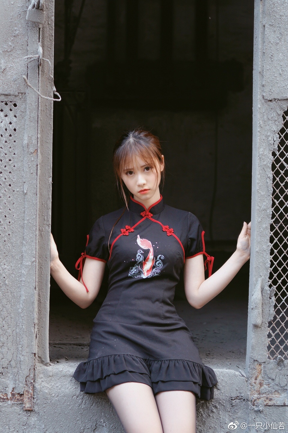 废弃工厂里的超帅少女