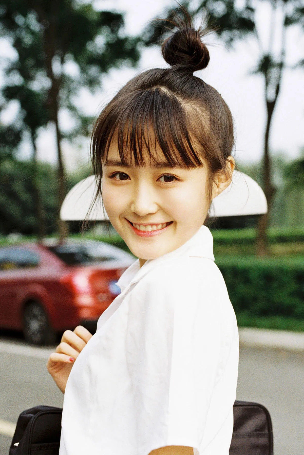 少女的笑容比阳光还温暖