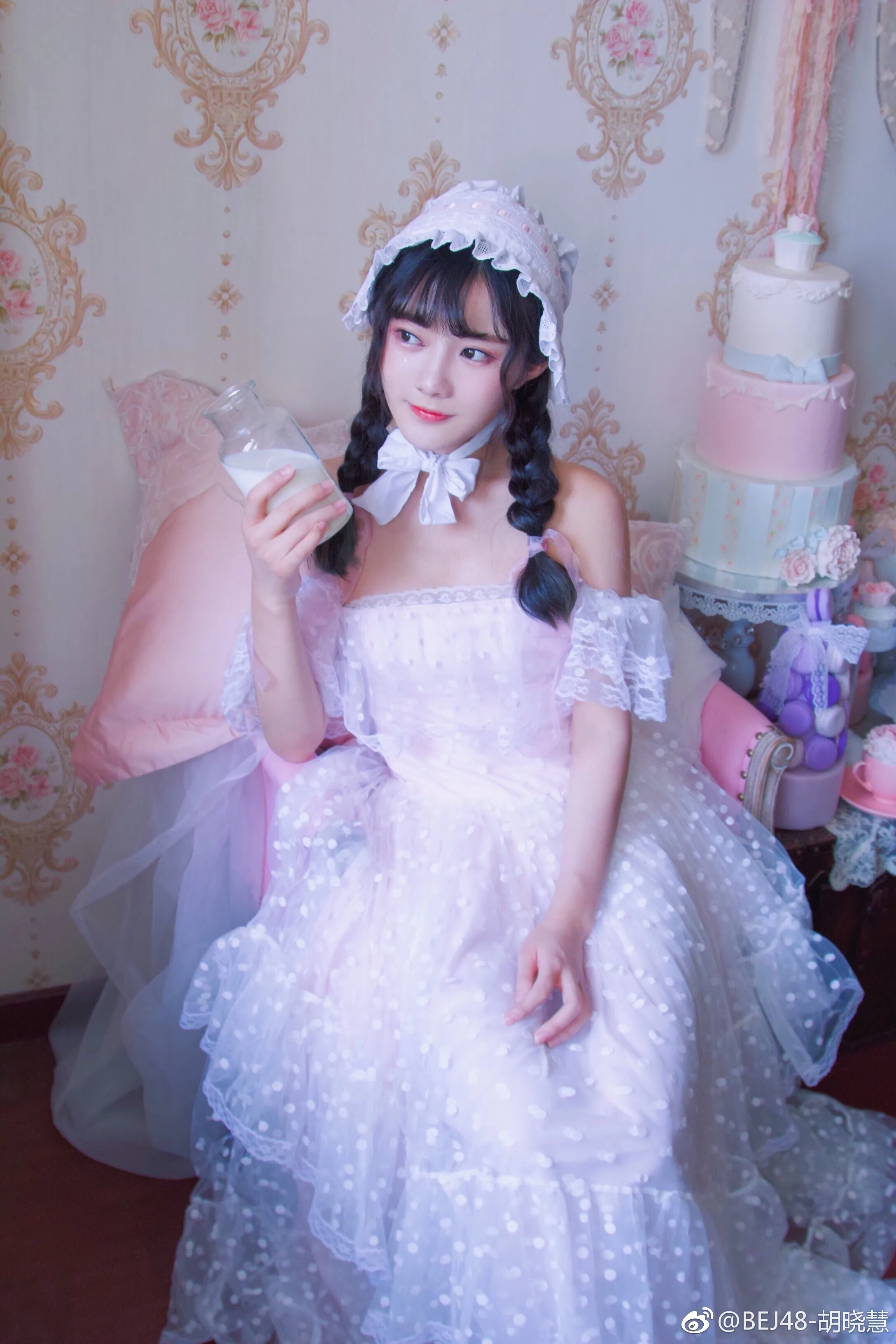 喝牛奶少女