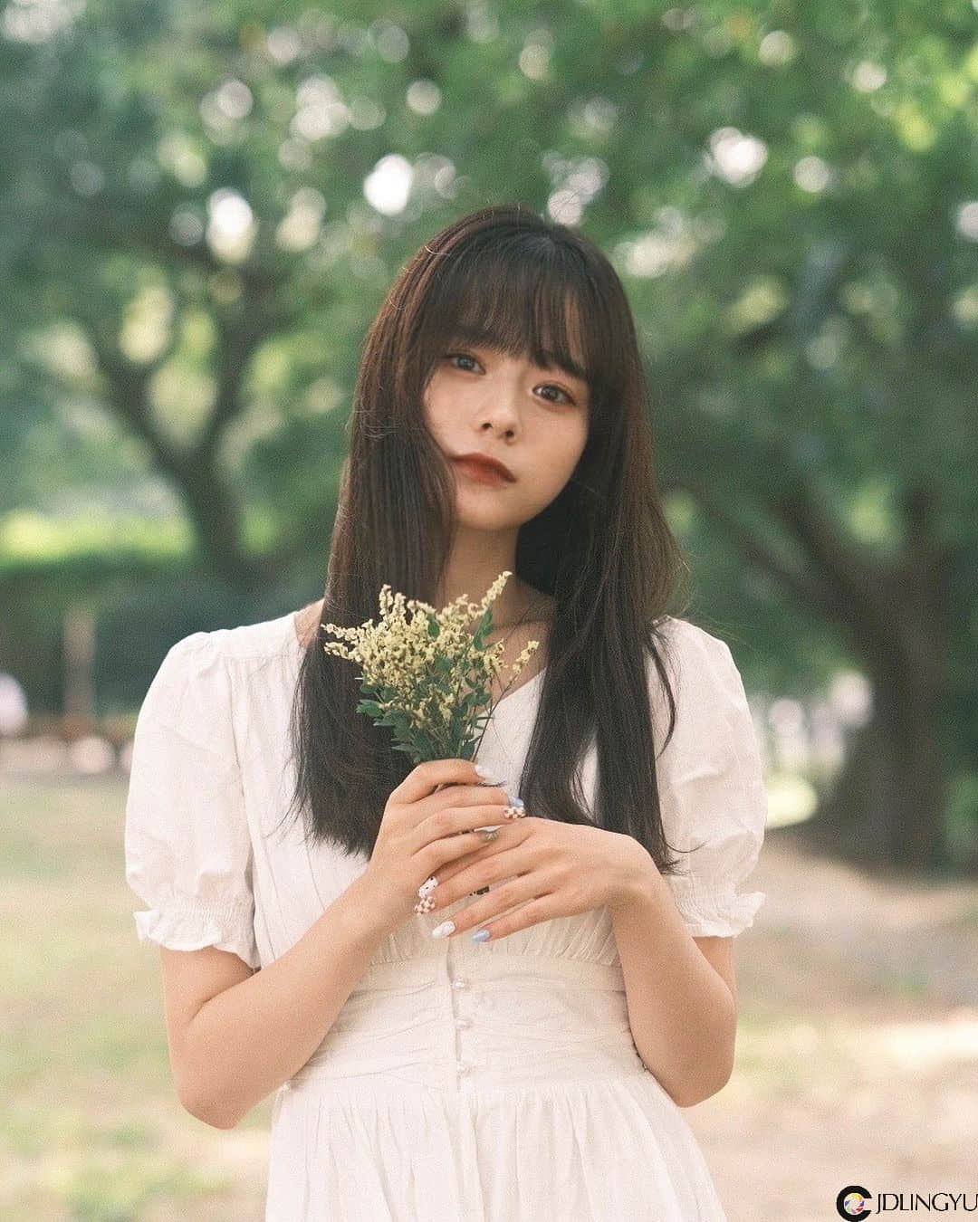 气质文青女神“サラ”微厌世眼神感觉超梦幻　清新脱俗“空灵气质”仿若仙女下凡