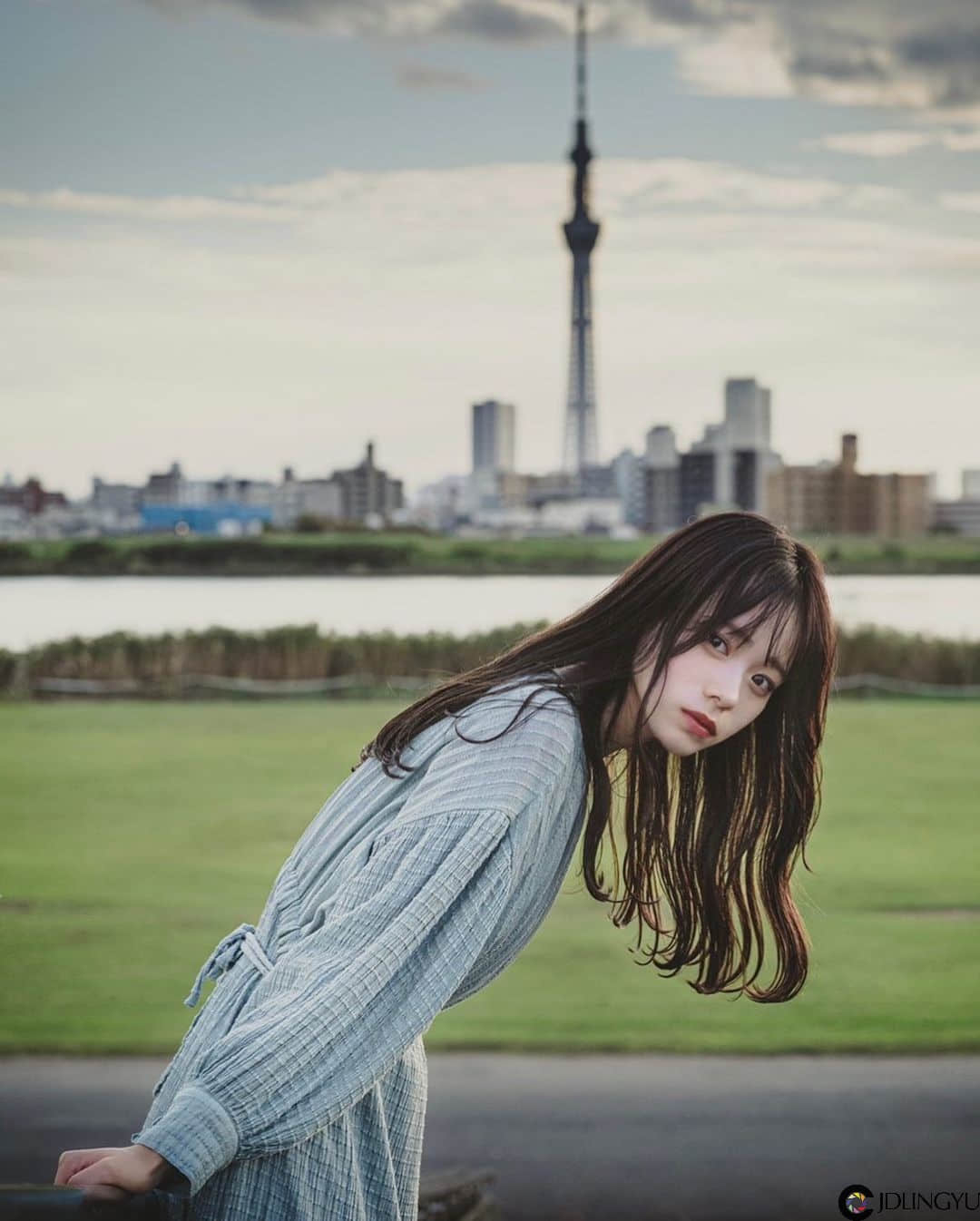 气质文青女神“サラ”微厌世眼神感觉超梦幻　清新脱俗“空灵气质”仿若仙女下凡